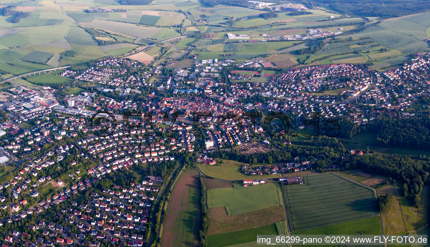 Luftaufnahme von Ortsansicht der Straßen und Häuser der Wohngebiete in Buchen im Bundesland Baden-Württemberg, Deutschland