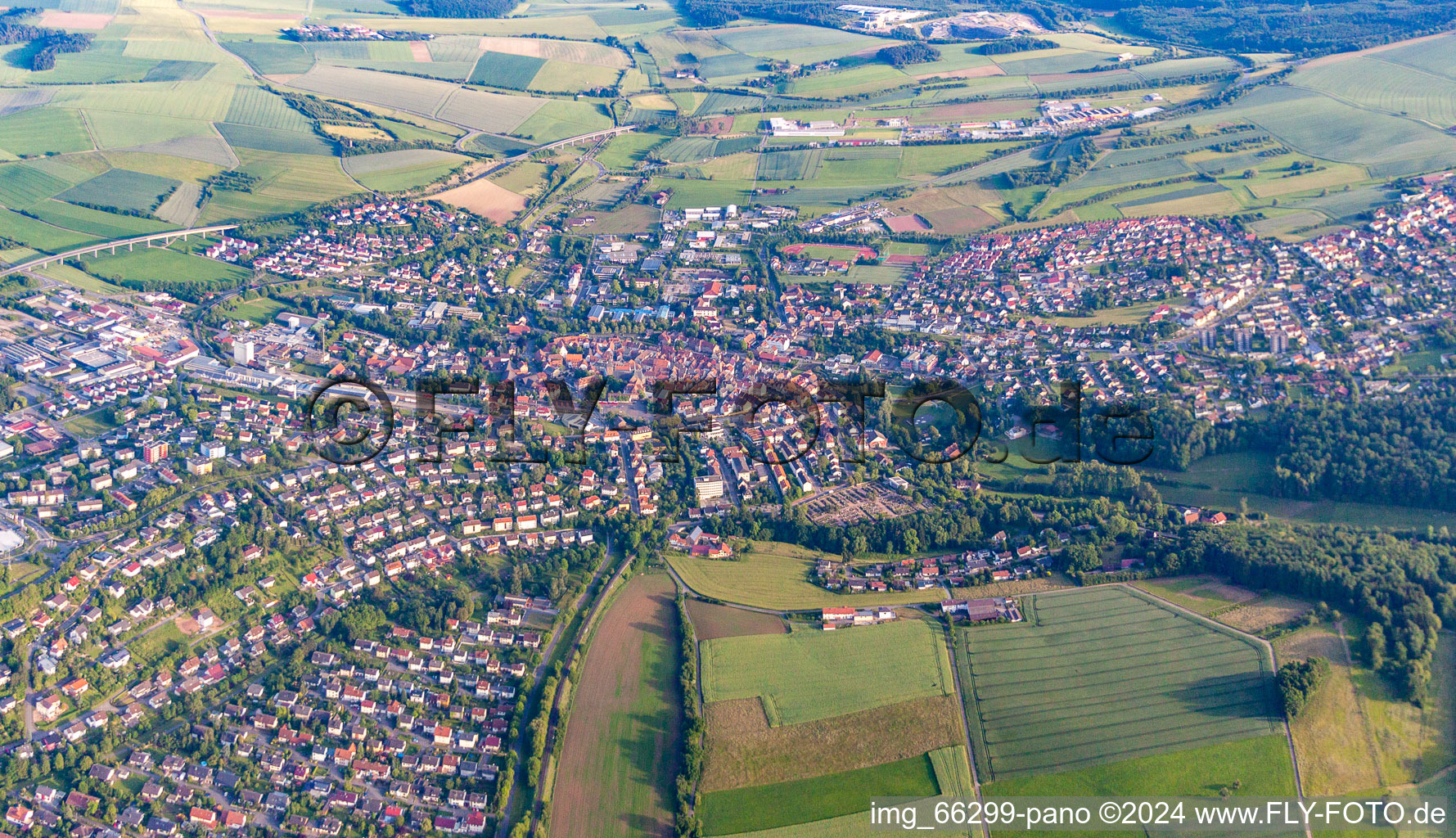 Luftaufnahme von Ortsansicht der Straßen und Häuser der Wohngebiete in Buchen im Bundesland Baden-Württemberg, Deutschland