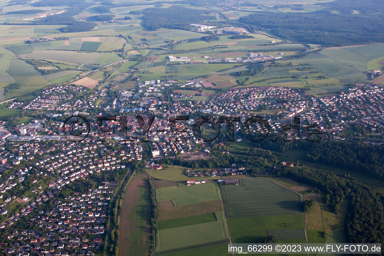 Schrägluftbild von Ortsansicht der Straßen und Häuser der Wohngebiete in Buchen im Bundesland Baden-Württemberg, Deutschland