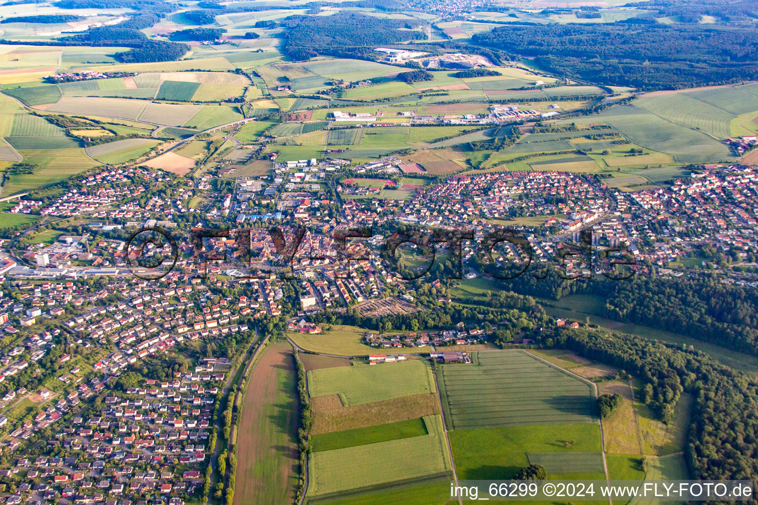 Schrägluftbild von Ortsansicht der Straßen und Häuser der Wohngebiete in Buchen im Bundesland Baden-Württemberg, Deutschland