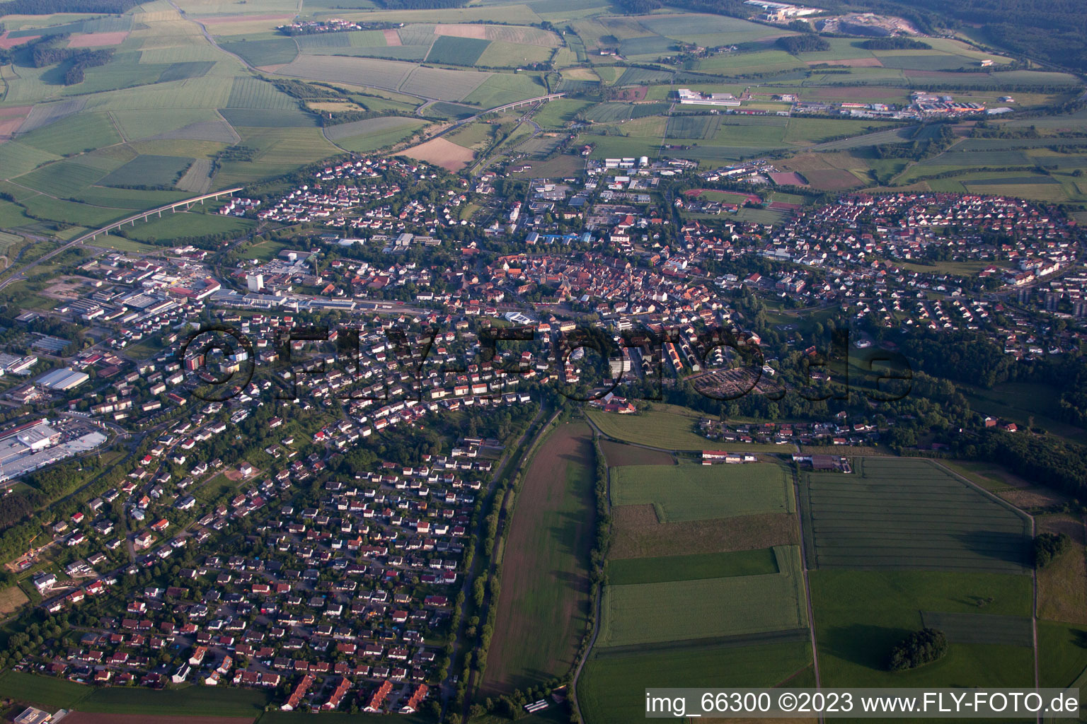 Ortsansicht der Straßen und Häuser der Wohngebiete in Buchen im Bundesland Baden-Württemberg, Deutschland von oben