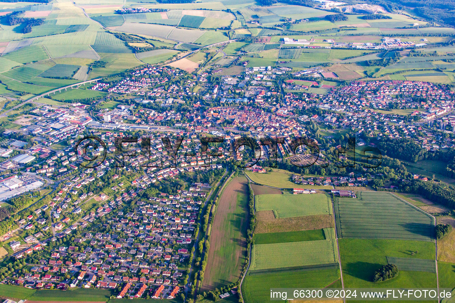 Ortsansicht der Straßen und Häuser der Wohngebiete in Buchen im Bundesland Baden-Württemberg, Deutschland von oben