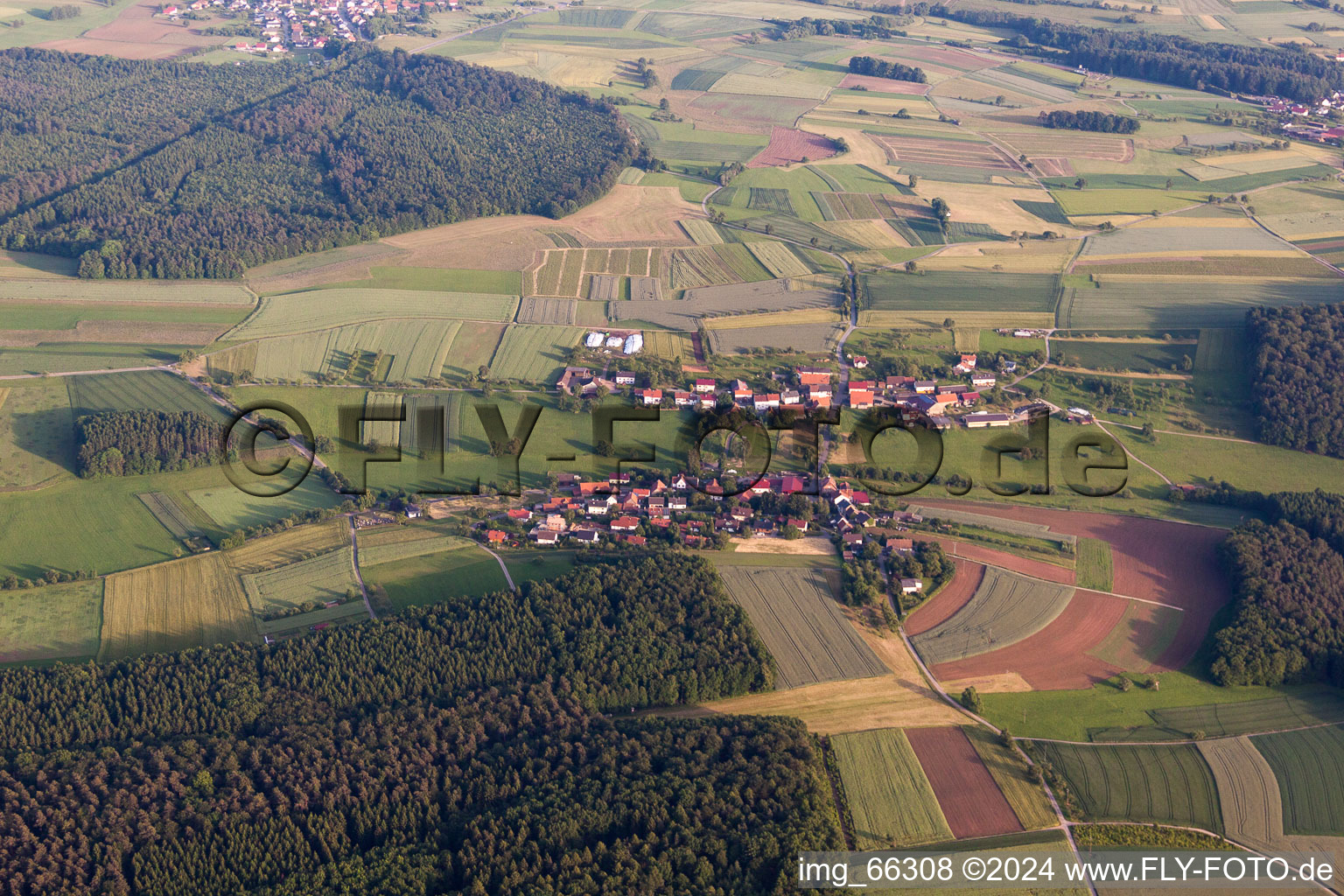 Dorf - Ansicht am Rande von landwirtschaftlichen Feldern und Nutzflächen in Einbach in Einbach im Bundesland Baden-Württemberg, Deutschland