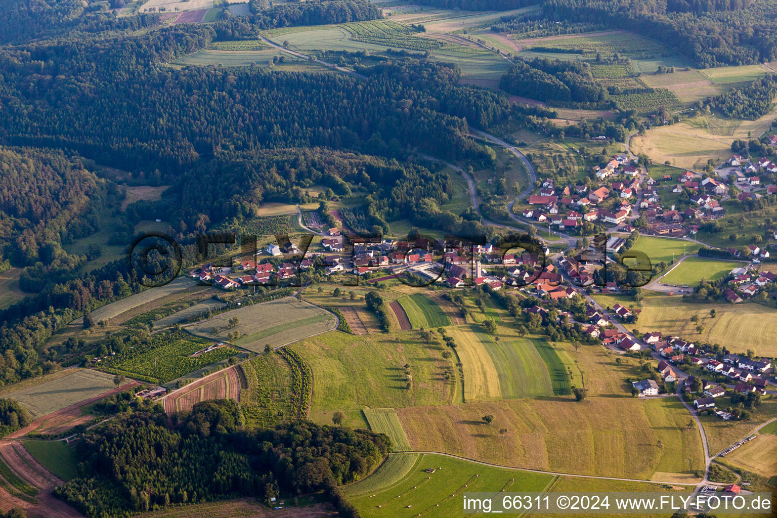 Dorf - Ansicht am Rande von landwirtschaftlichen Feldern und Nutzflächen in Limbach im Bundesland Baden-Württemberg, Deutschland