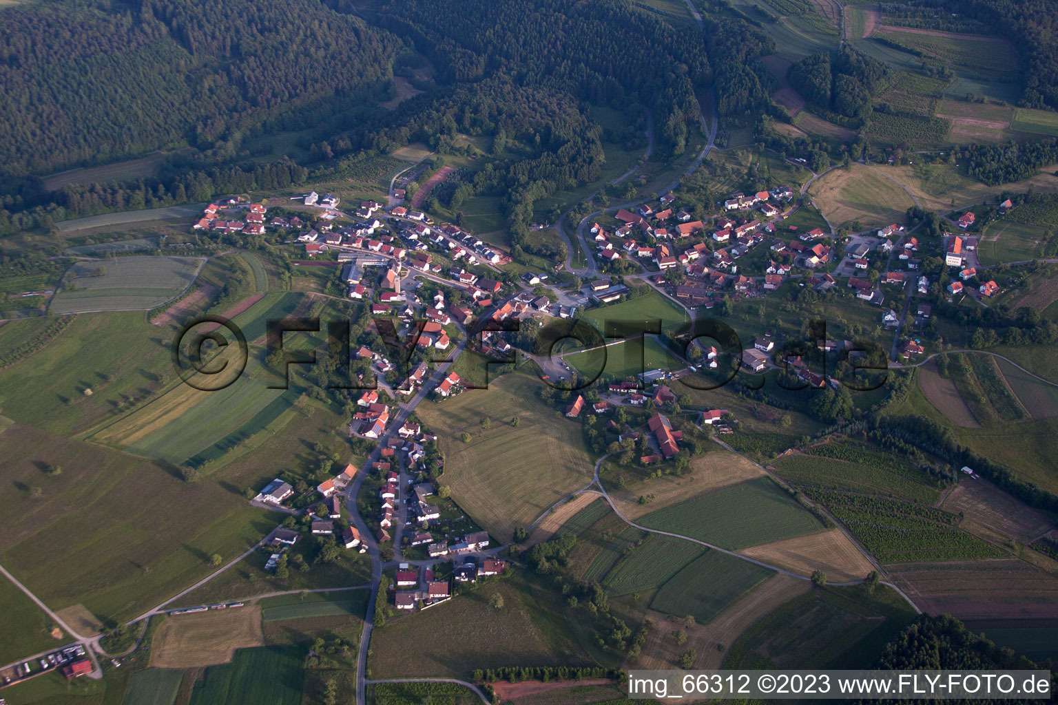 Luftbild von Dorf - Ansicht am Rande von landwirtschaftlichen Feldern und Nutzflächen in Limbach im Bundesland Baden-Württemberg, Deutschland