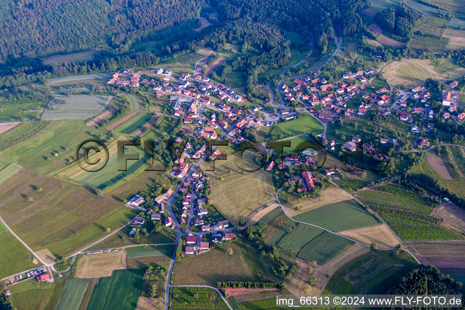 Luftaufnahme von Dorf - Ansicht am Rande von landwirtschaftlichen Feldern und Nutzflächen in Limbach im Bundesland Baden-Württemberg, Deutschland