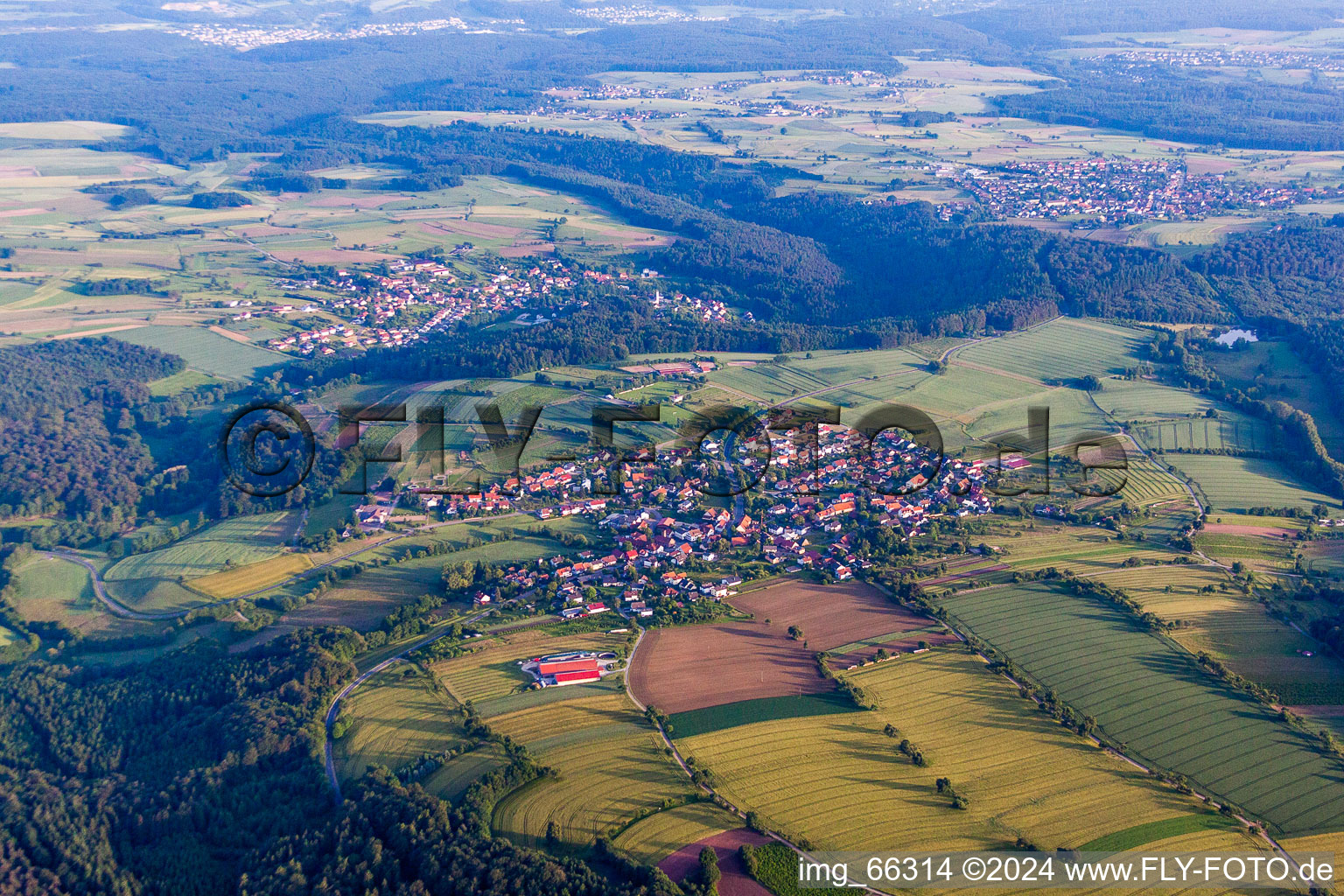 Dorf - Ansicht am Rande von landwirtschaftlichen Feldern und Nutzflächen im Ortsteil Robern in Fahrenbach im Bundesland Baden-Württemberg, Deutschland