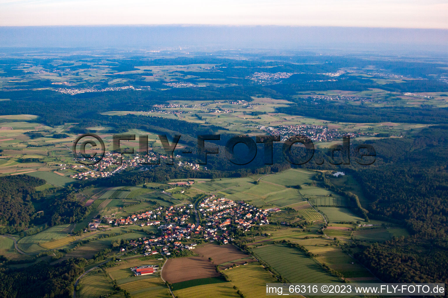 Luftbild von Dorf - Ansicht am Rande von landwirtschaftlichen Feldern und Nutzflächen im Ortsteil Robern in Fahrenbach im Bundesland Baden-Württemberg, Deutschland
