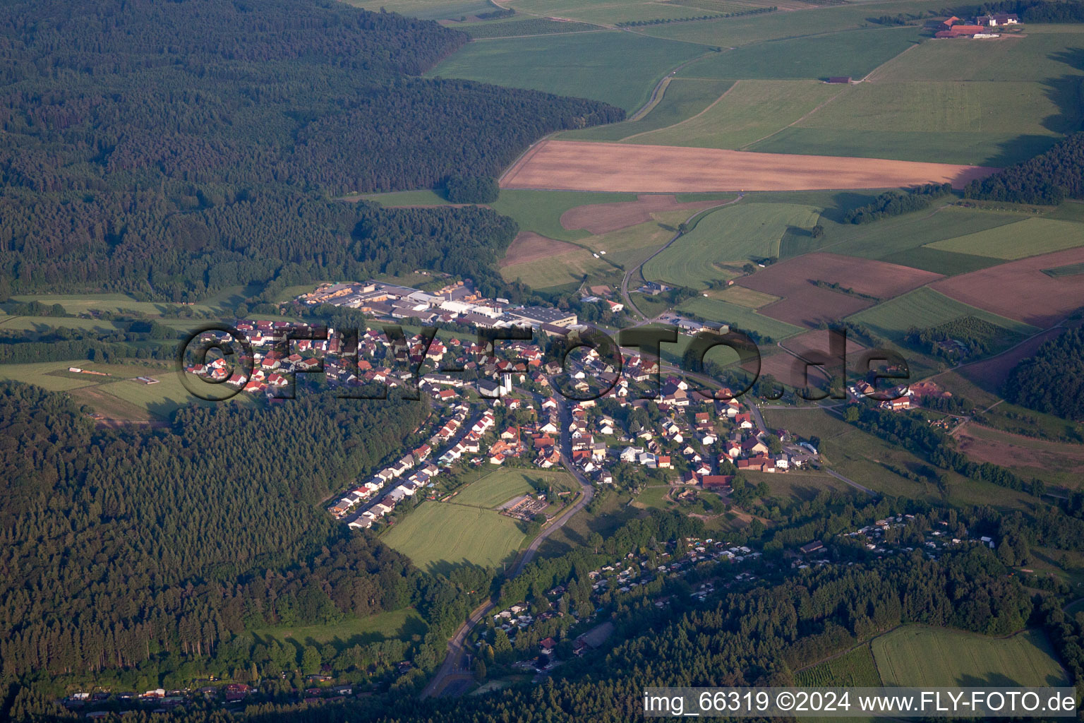 Dorf - Ansicht am Rande von landwirtschaftlichen Feldern und Nutzflächen im Ortsteil Krumbach in Limbach im Bundesland Baden-Württemberg, Deutschland