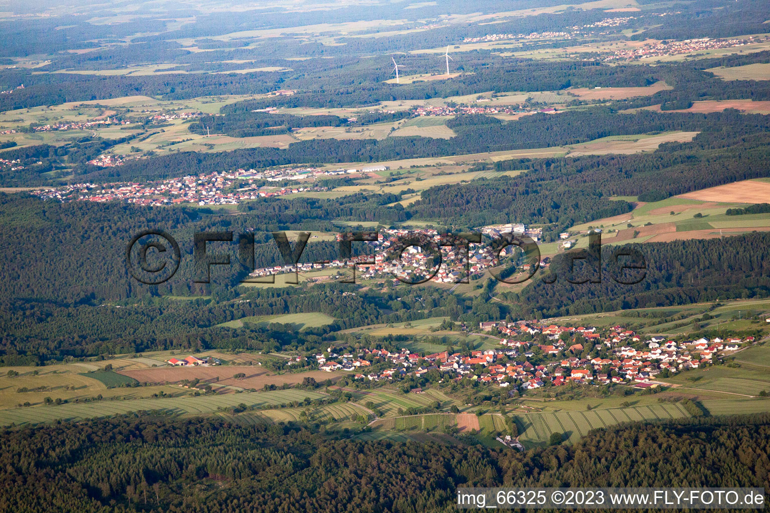 Luftaufnahme von Dorf - Ansicht am Rande von landwirtschaftlichen Feldern und Nutzflächen im Ortsteil Robern in Fahrenbach im Bundesland Baden-Württemberg, Deutschland
