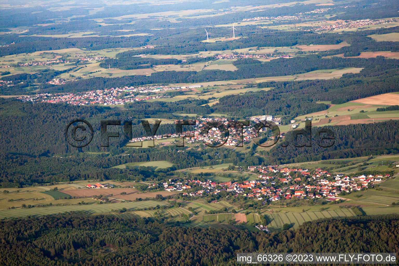 Schrägluftbild von Dorf - Ansicht am Rande von landwirtschaftlichen Feldern und Nutzflächen im Ortsteil Robern in Fahrenbach im Bundesland Baden-Württemberg, Deutschland