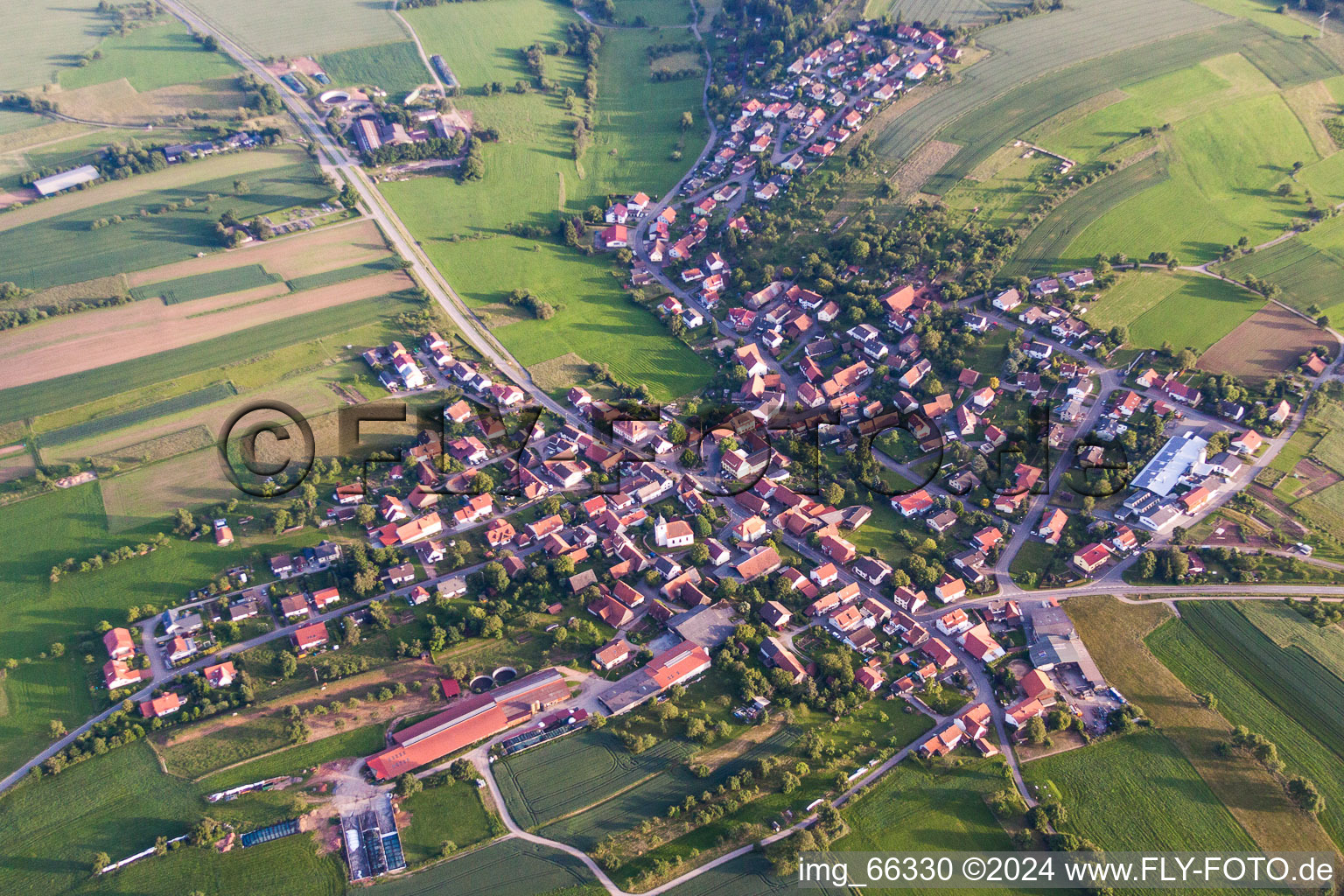 Luftbild von Dorf - Ansicht am Rande von landwirtschaftlichen Feldern und Nutzflächen in Schollbrunn in Waldbrunn im Bundesland Baden-Württemberg, Deutschland