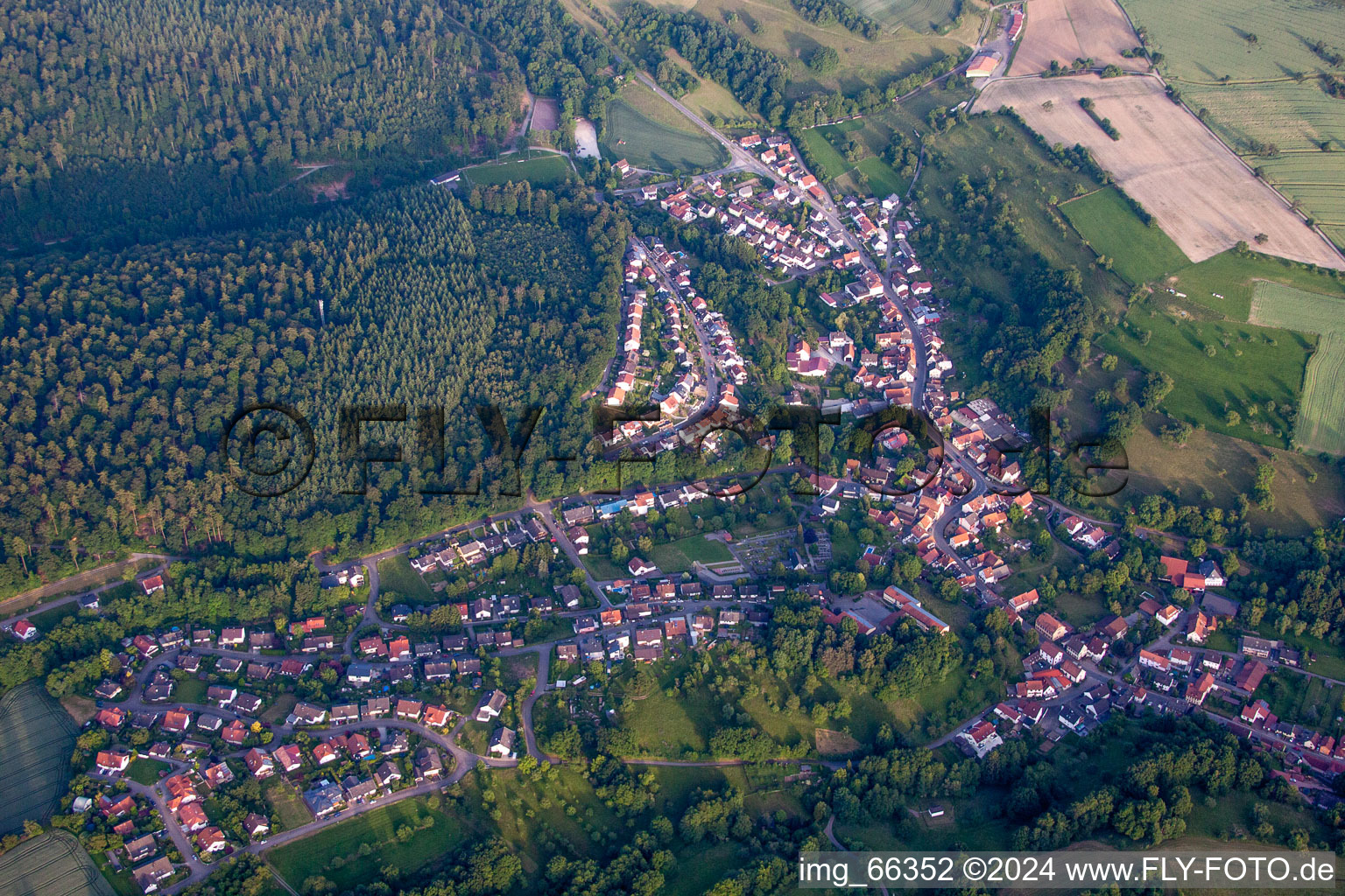 Dorf - Ansicht am Rande von landwirtschaftlichen Feldern und Nutzflächen in Waldwimmersbach im Bundesland Baden-Württemberg, Deutschland