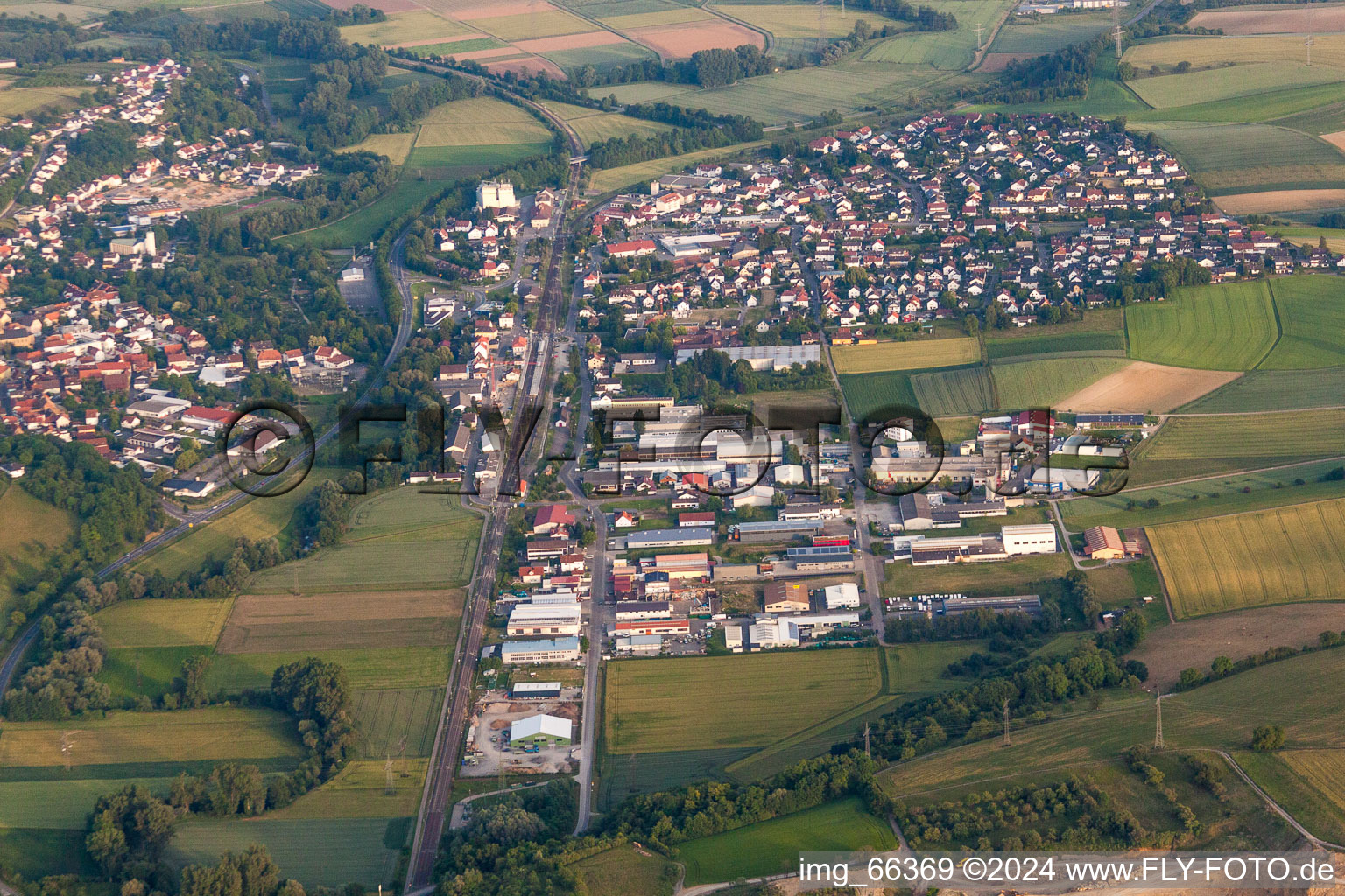 Ortsansicht der Straßen und Häuser der Wohngebiete in Meckesheim im Bundesland Baden-Württemberg, Deutschland