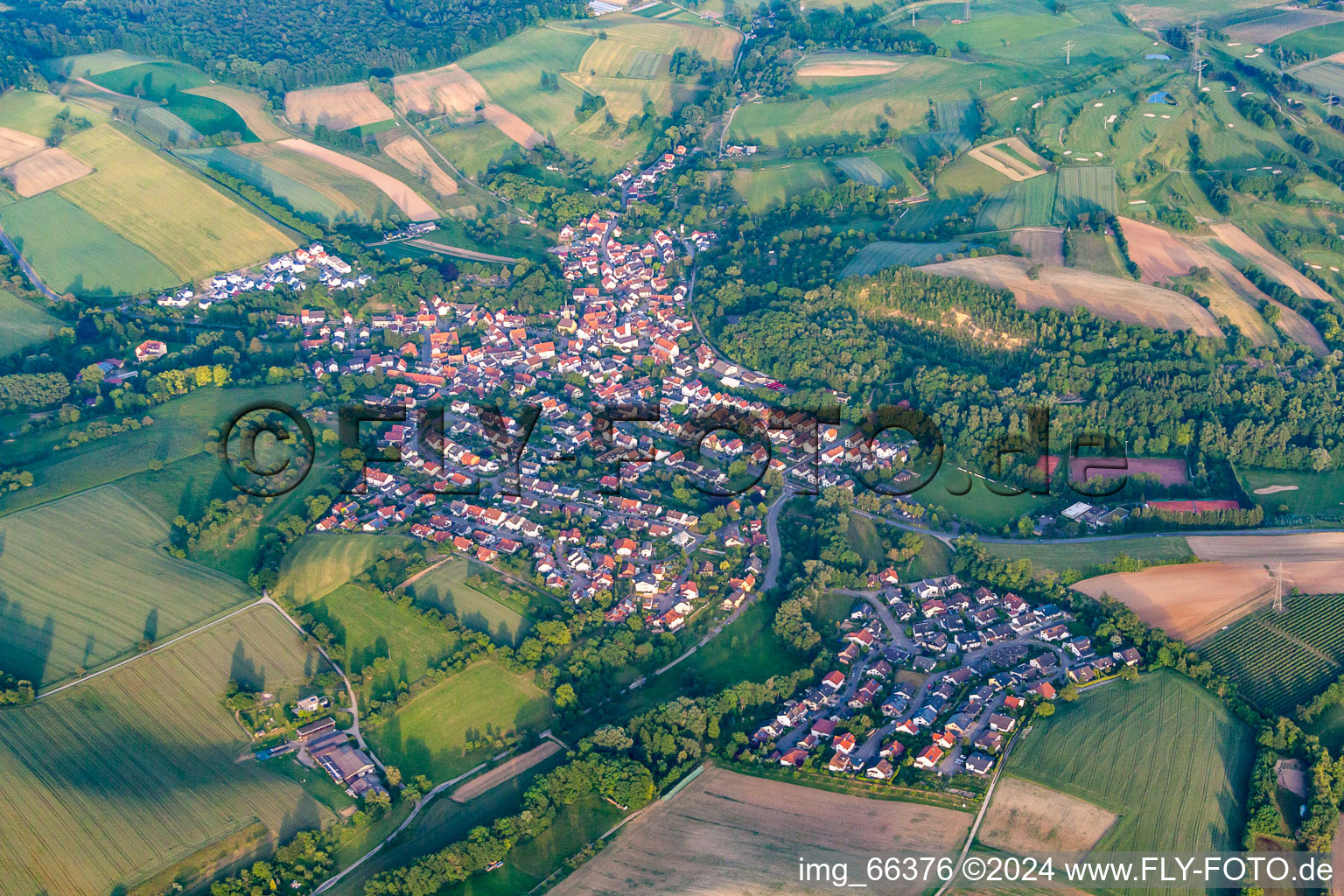 Dorf - Ansicht am Rande von landwirtschaftlichen Feldern und Nutzflächen in Schatthausen in Wiesloch im Bundesland Baden-Württemberg, Deutschland