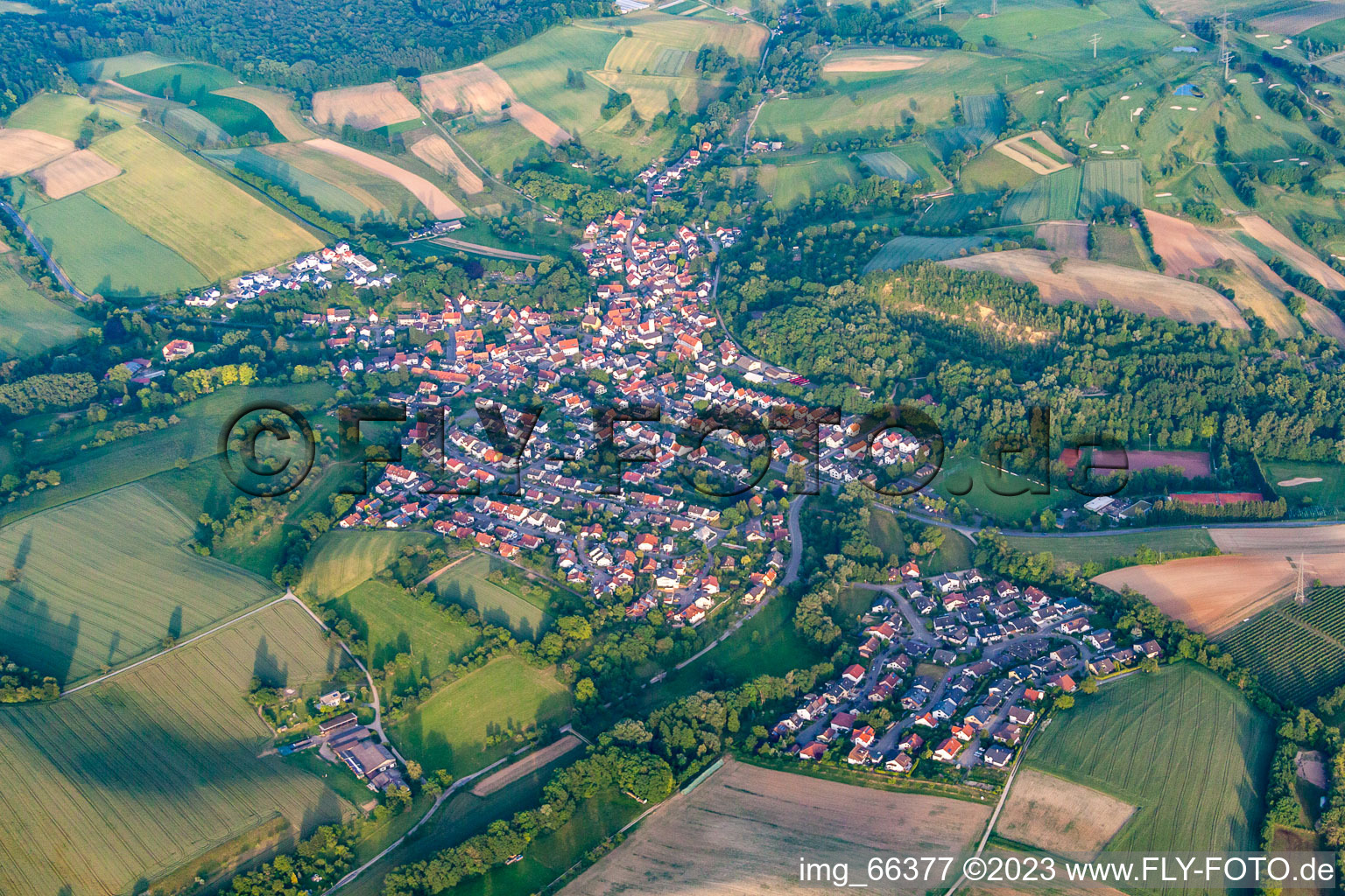 Luftbild von Dorf - Ansicht am Rande von landwirtschaftlichen Feldern und Nutzflächen in Schatthausen in Wiesloch im Bundesland Baden-Württemberg, Deutschland
