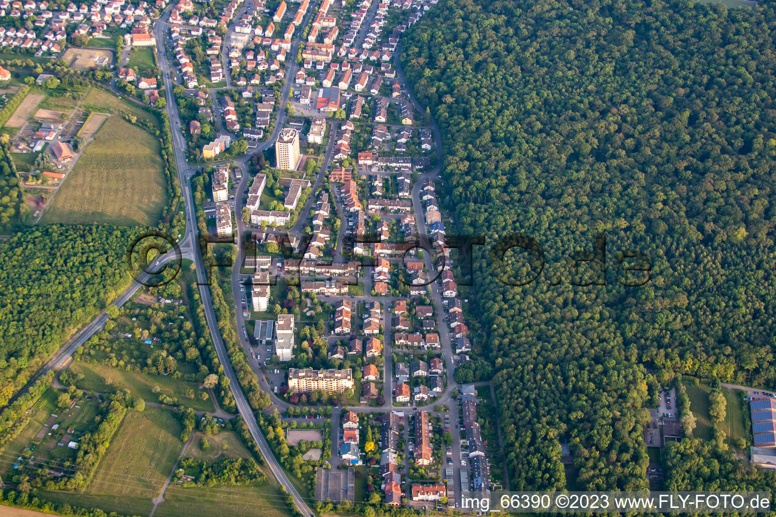 Luftbild von Heidelberger Straße von Norden in Wiesloch im Bundesland Baden-Württemberg, Deutschland