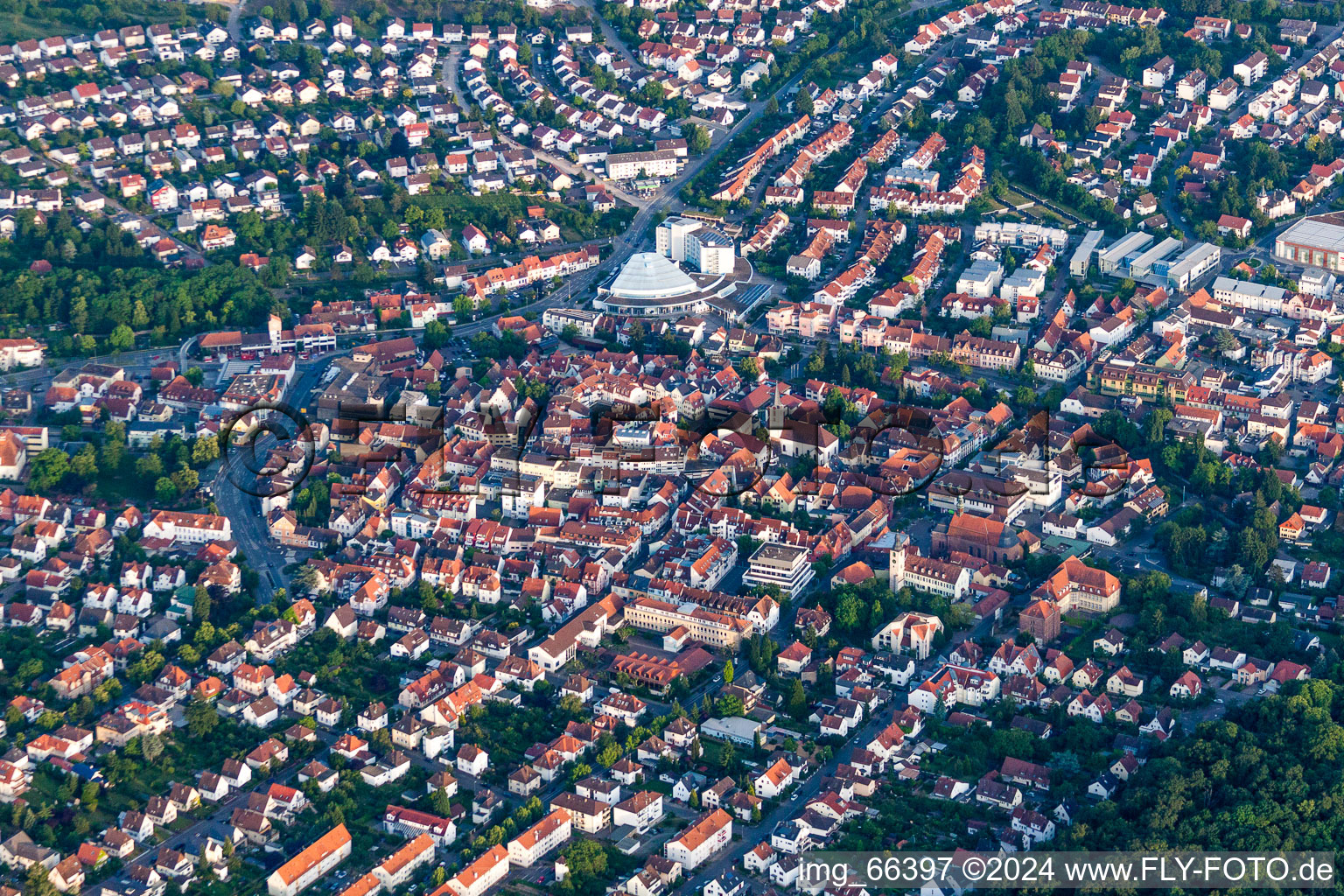 Luftbild von Ortsansicht der Straßen und Häuser der Wohngebiete in Wiesloch im Bundesland Baden-Württemberg, Deutschland