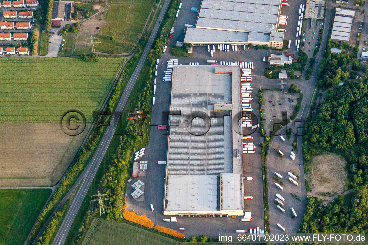 Luftbild von Gebäudekomplex und Gelände des Logistikzentrums der Rewe Markt Gmbh Frische Zentrum in Wiesloch im Bundesland Baden-Württemberg, Deutschland