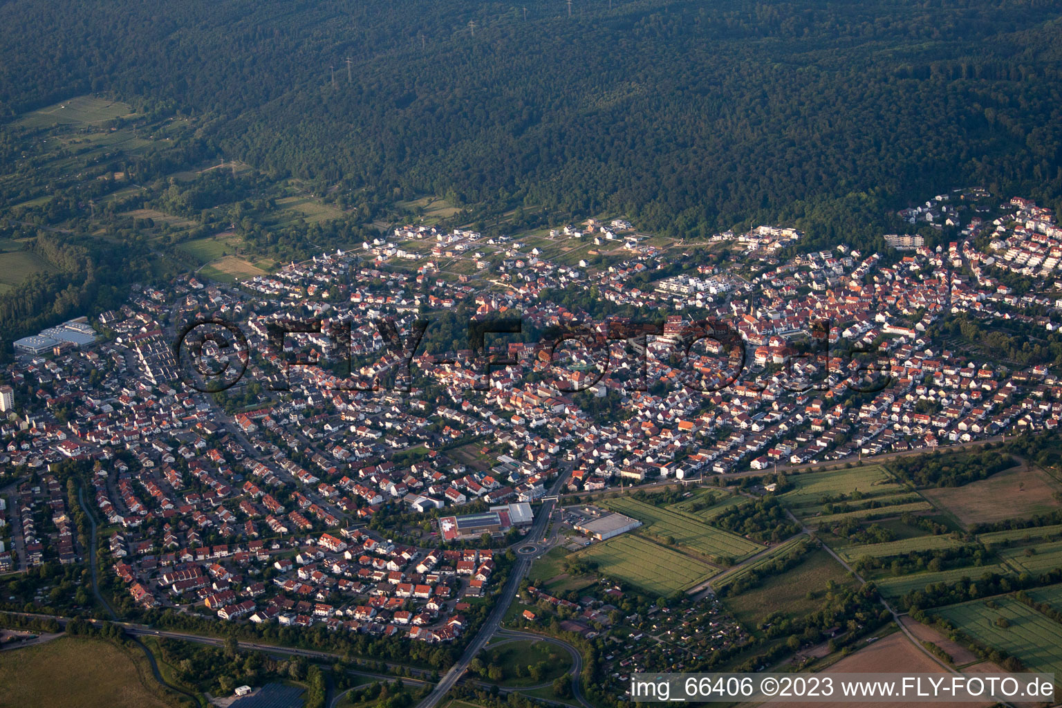 Nußloch im Bundesland Baden-Württemberg, Deutschland von der Drohne aus gesehen