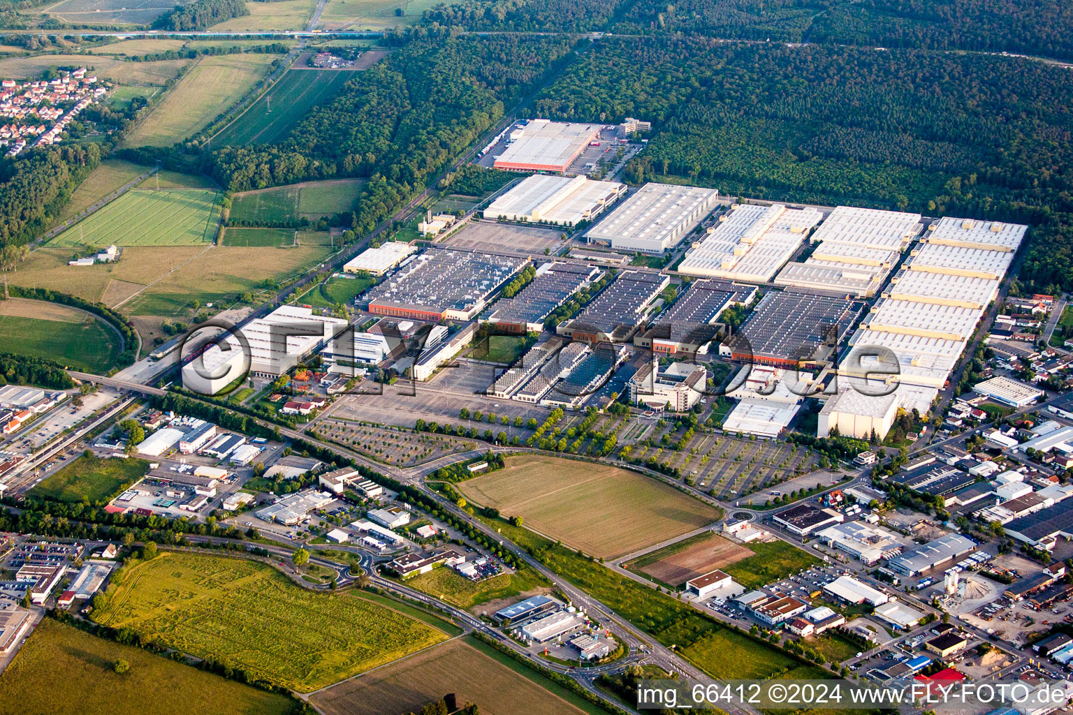 Gewerbegebiet und Firmenansiedlung mit Standort der Heidelberger Druckmaschinen AG in Walldorf im Bundesland Baden-Württemberg, Deutschland