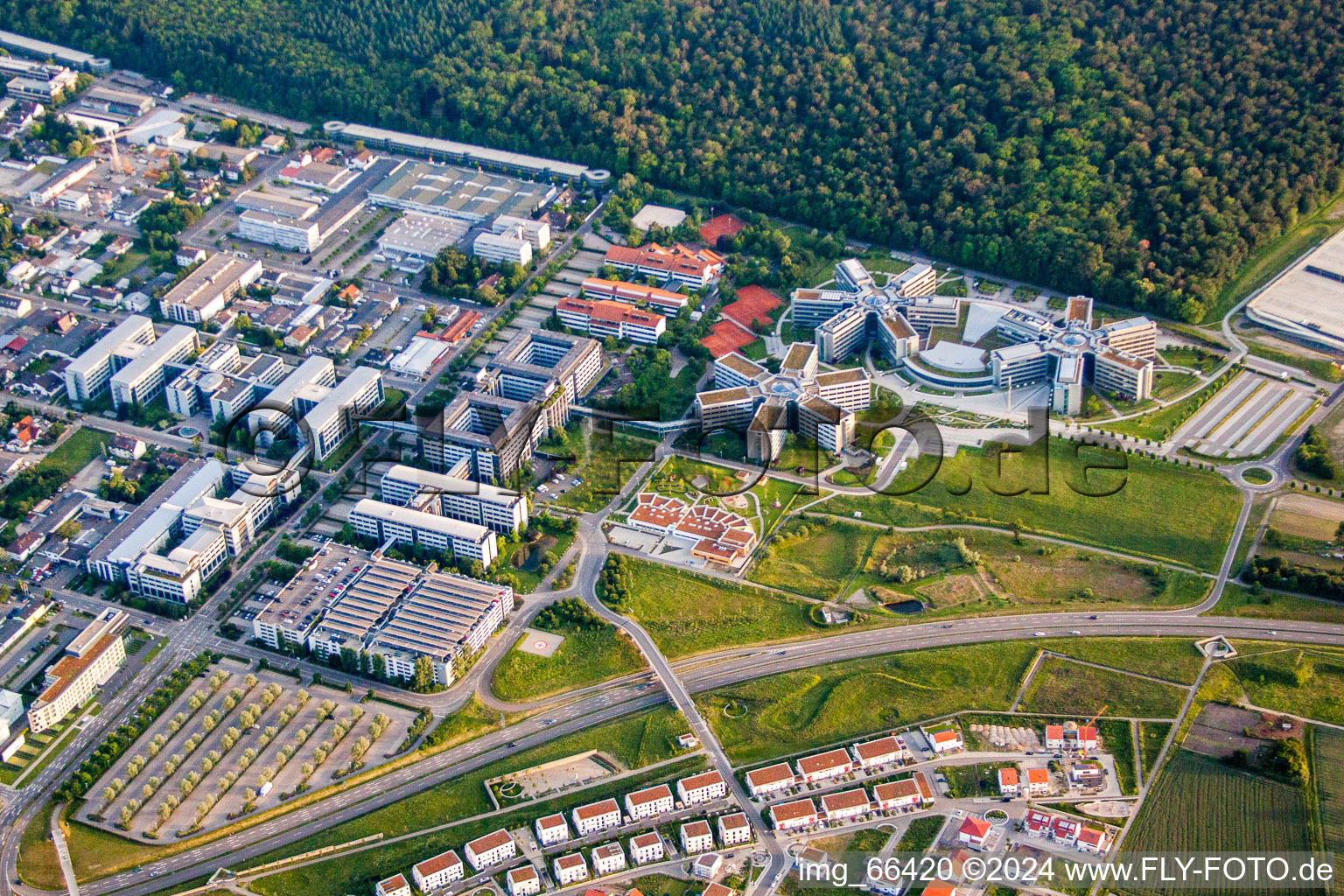 Luftbild von Drei sechs-zackige, sternförmige Unternehmensverwaltungs- Hochhaus- Gebäude der SAP SE in Walldorf im Bundesland Baden-Württemberg, Deutschland