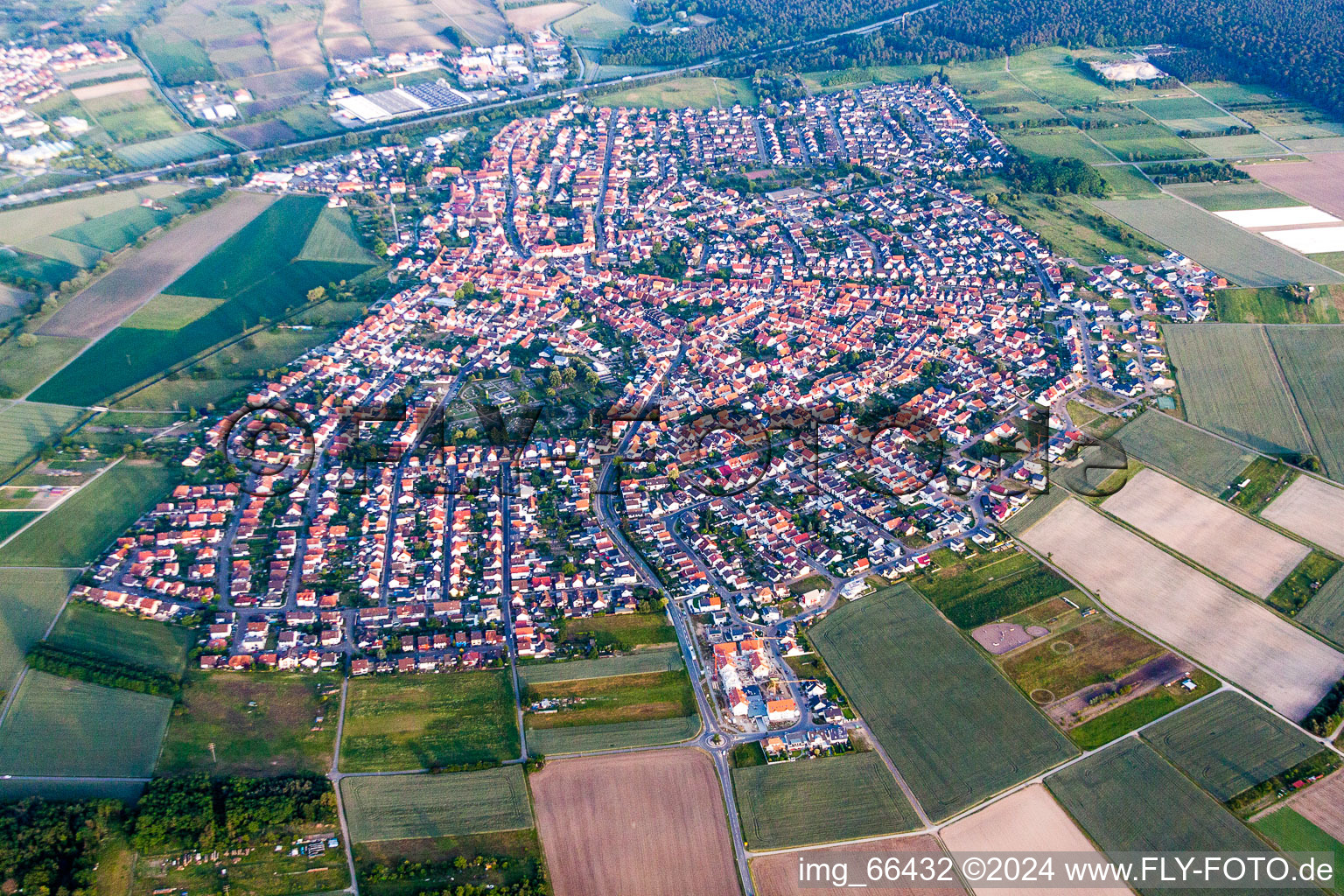 Schrägluftbild von Ortsansicht der Straßen und Häuser der Wohngebiete in Sankt Leon in St. Leon-Rot im Bundesland Baden-Württemberg, Deutschland