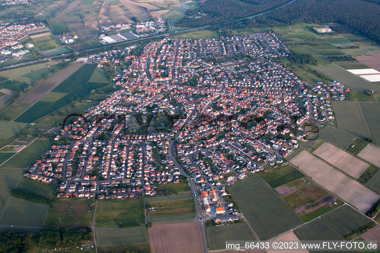 Drohnenbild von Ortsteil Sankt Leon in St. Leon-Rot im Bundesland Baden-Württemberg, Deutschland