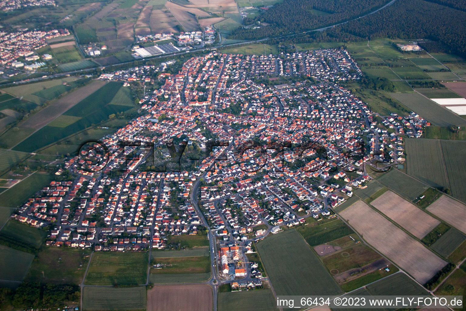 Ortsteil Sankt Leon in St. Leon-Rot im Bundesland Baden-Württemberg, Deutschland aus der Drohnenperspektive