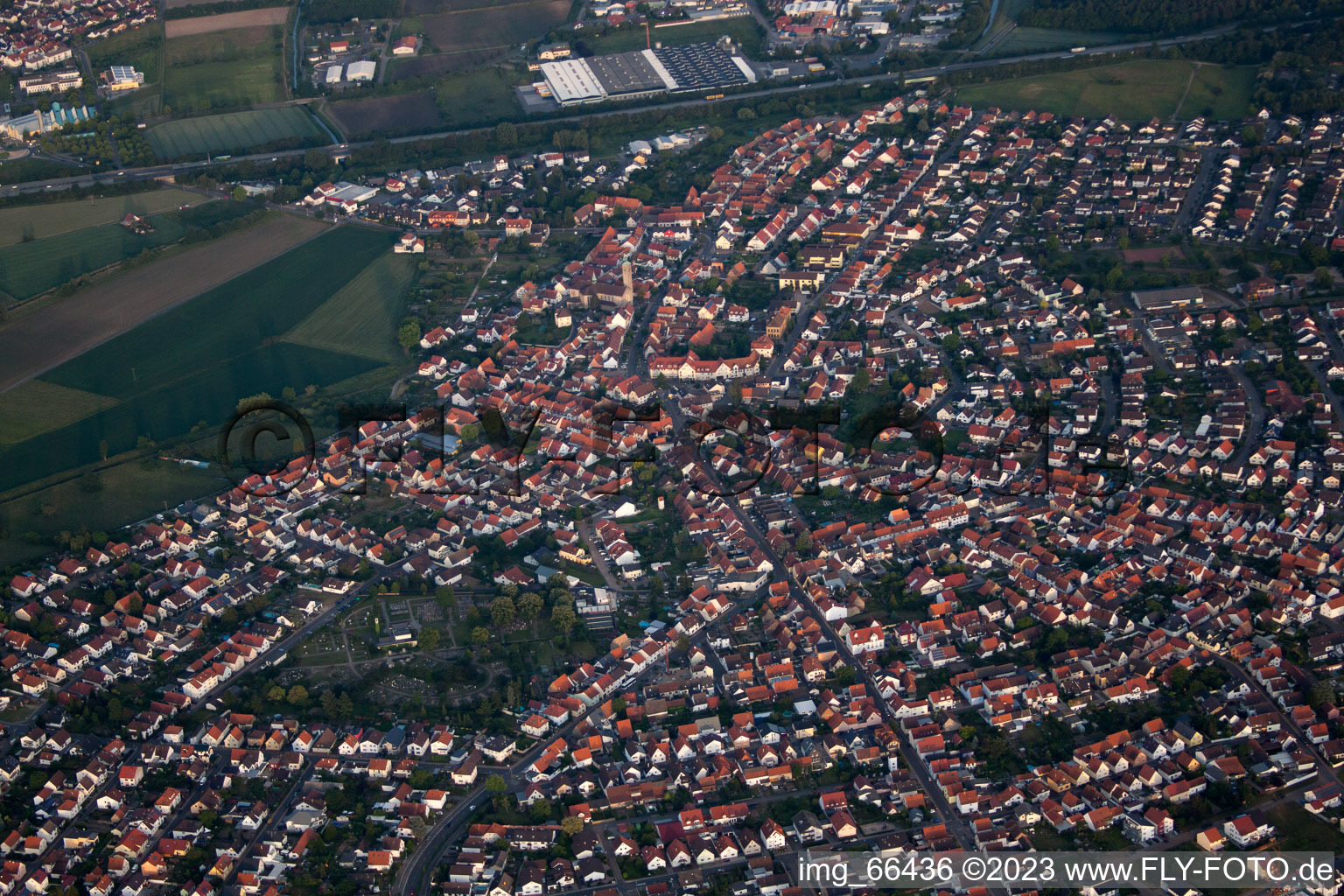 Ortsteil Sankt Leon in St. Leon-Rot im Bundesland Baden-Württemberg, Deutschland von einer Drohne aus