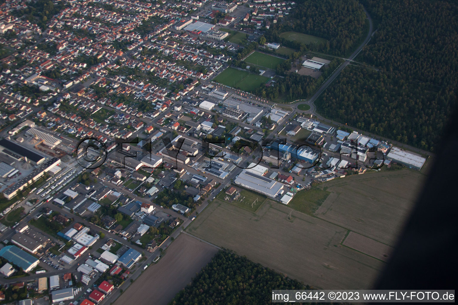 Kirrlach im Bundesland Baden-Württemberg, Deutschland von der Drohne aus gesehen