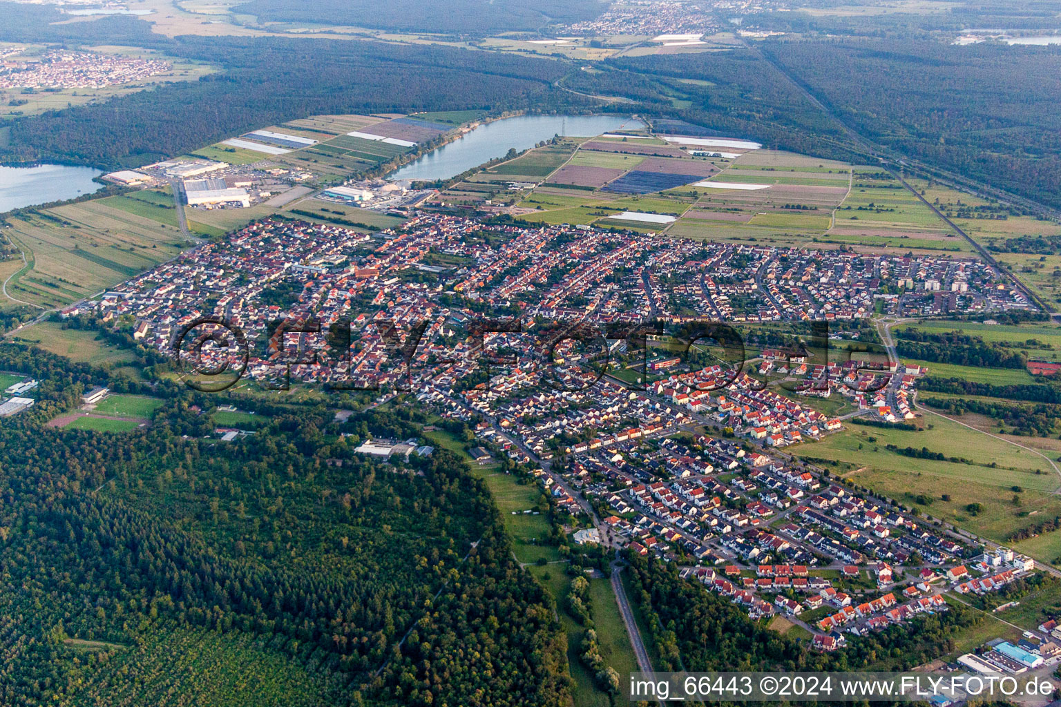 Luftaufnahme von Ortsansicht der Straßen und Häuser der Wohngebiete in Wiesental im Bundesland Baden-Württemberg, Deutschland