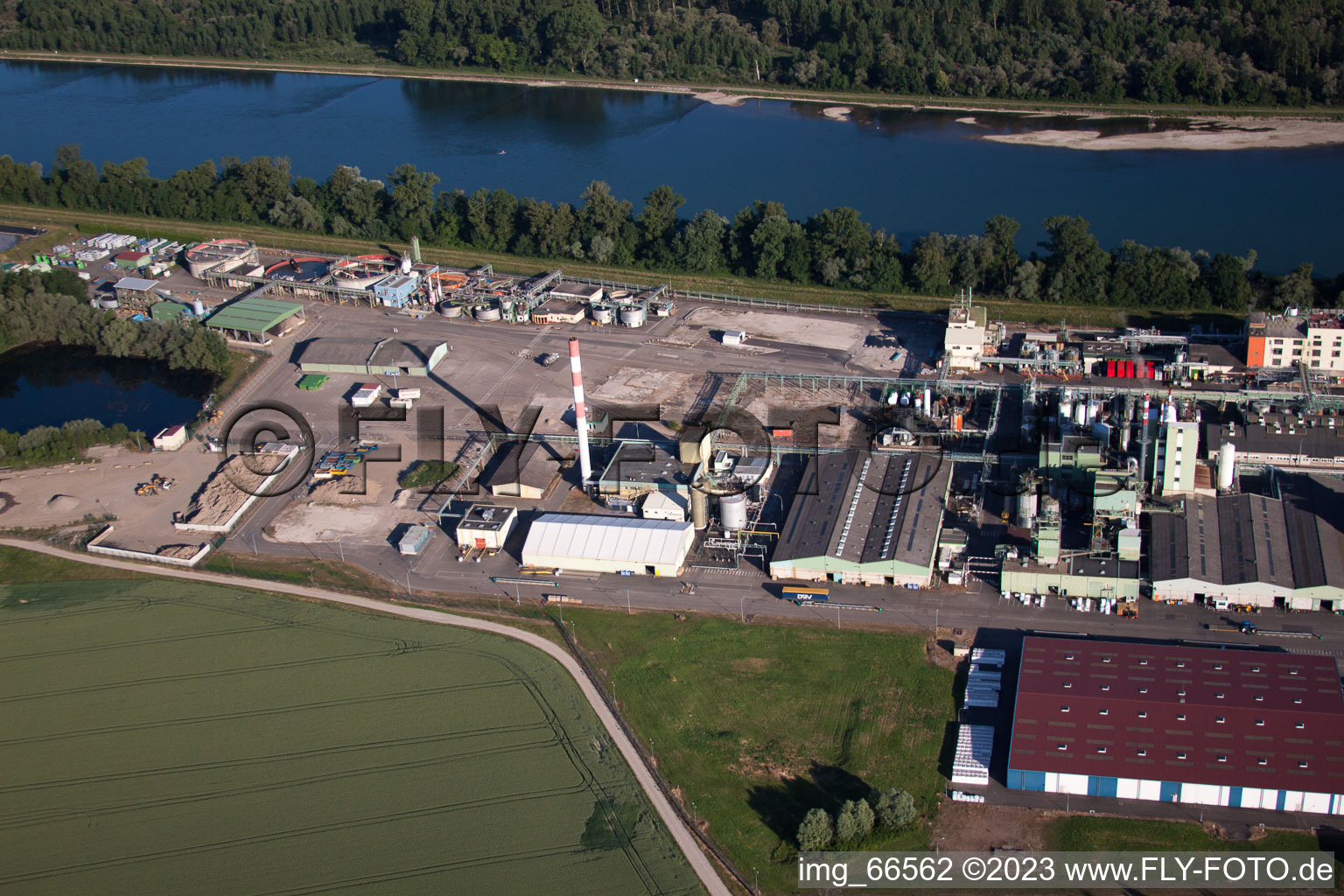 Schrägluftbild von Lauterbourg, Industrie am Rhein im Bundesland Bas-Rhin, Frankreich