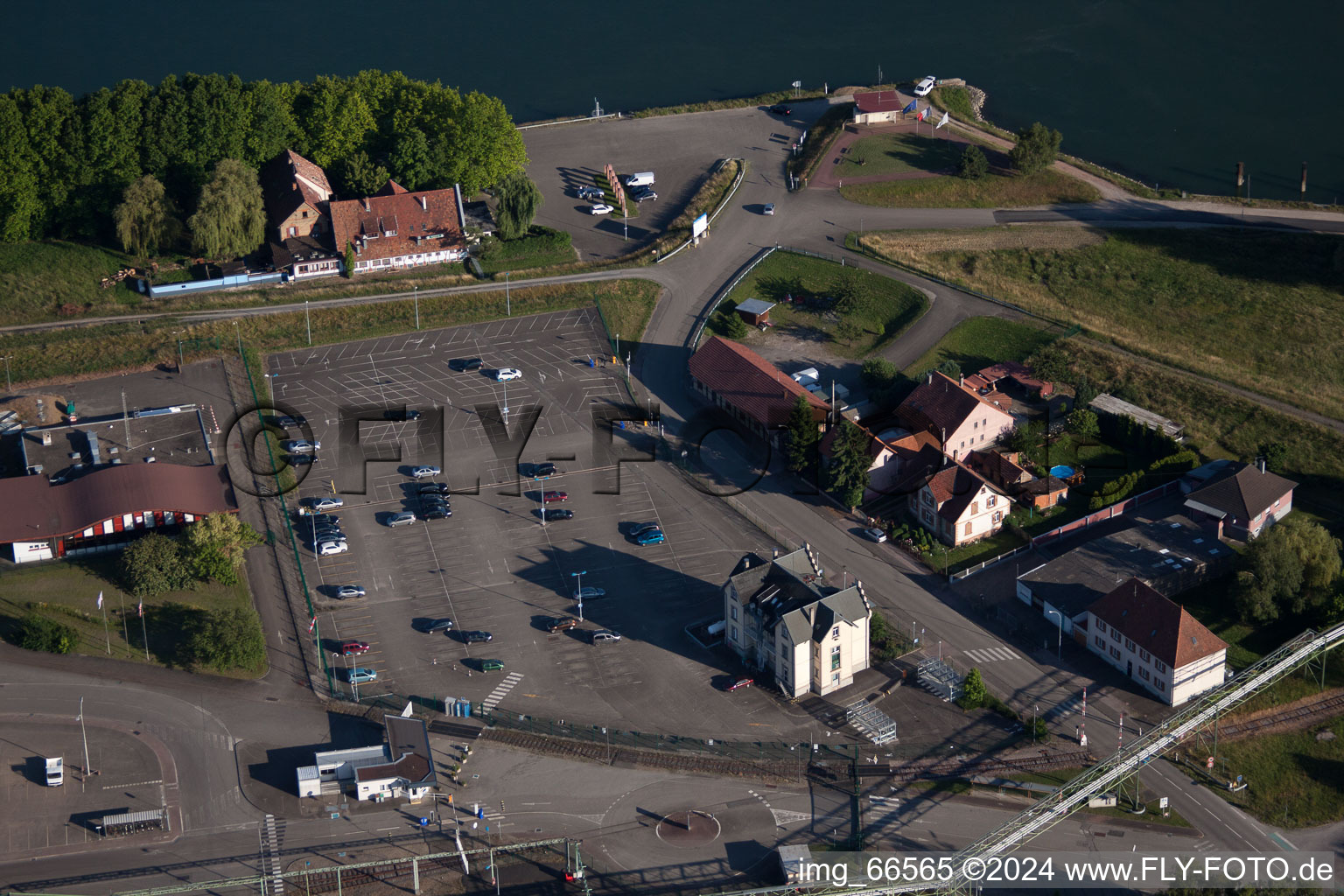 Luftbild von Au Bord du Rhin in Lauterbourg im Bundesland Bas-Rhin, Frankreich