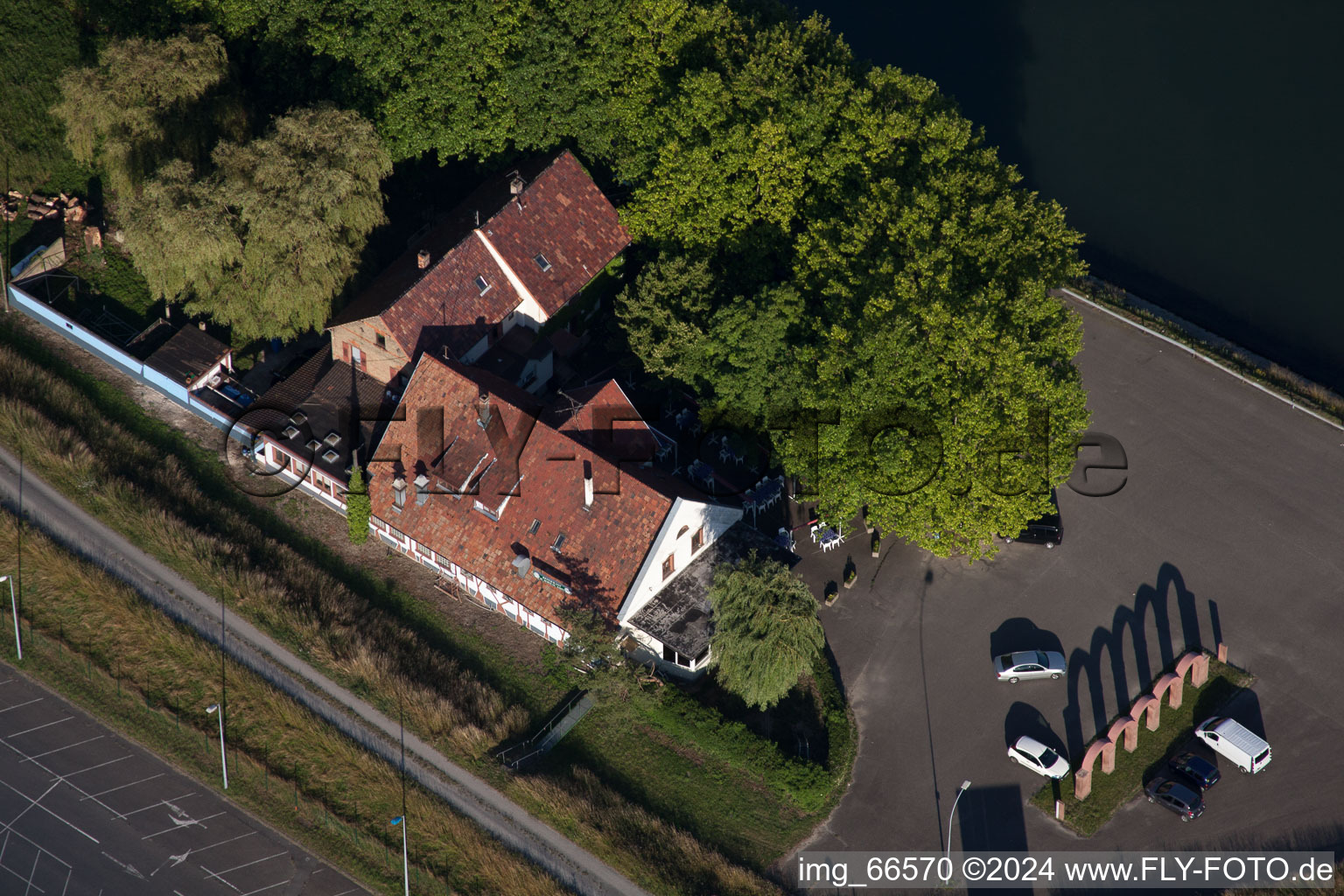 Luftaufnahme von Au Bord du Rhin in Lauterbourg im Bundesland Bas-Rhin, Frankreich