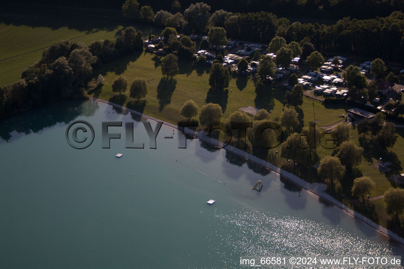 Schrägluftbild von Lauterbourg, Baggersee im Bundesland Bas-Rhin, Frankreich