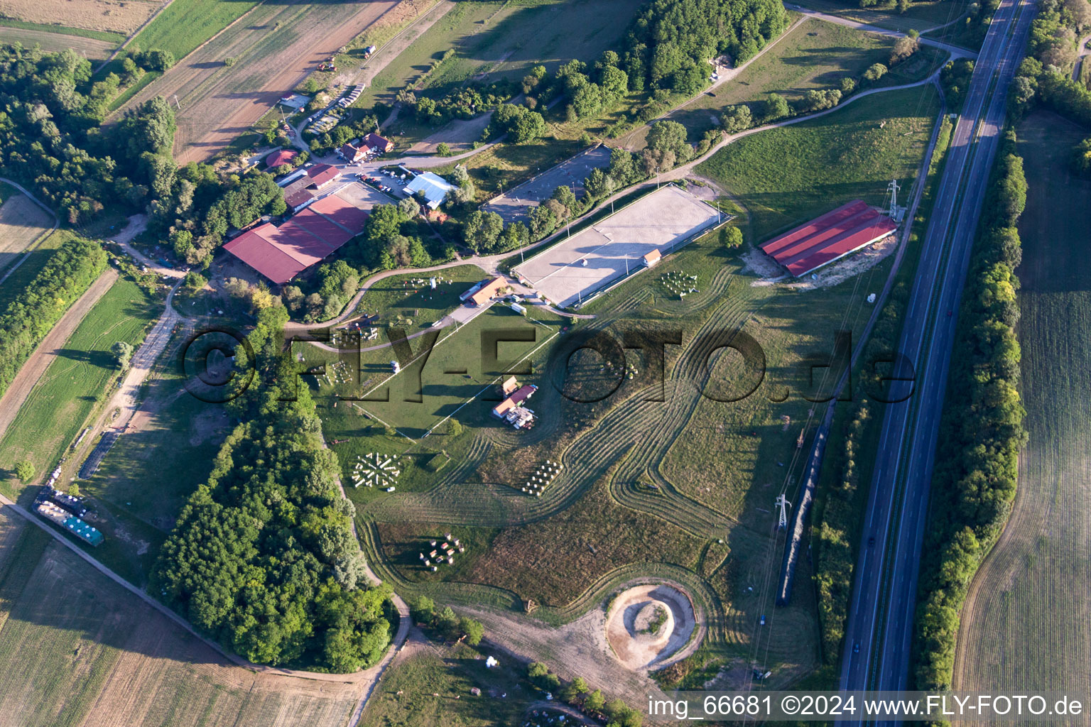 Drohnenbild von Haras de la Née in Neewiller-près-Lauterbourg im Bundesland Bas-Rhin, Frankreich
