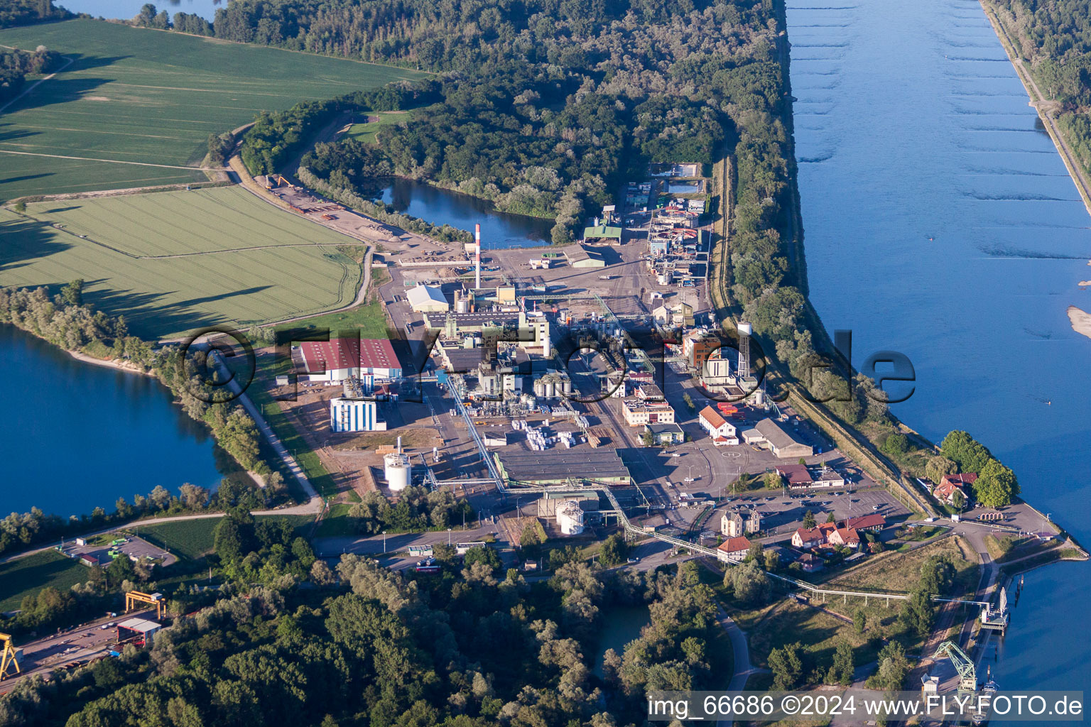 Luftbild von Gebäude und Produktionshallen auf dem Werksgelände des Chemieproduzenten DOW France S.A.S. am Rheinufer in Lauterbourg in Grand Est im Bundesland Bas-Rhin, Frankreich