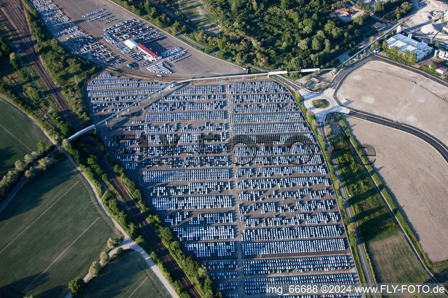 Parkplatz und Abstellfläche für Automobile der Firma Walon France in Lauterbourg in Alsace-Champagne-Ardenne-Lorraine im Bundesland Bas-Rhin, Frankreich