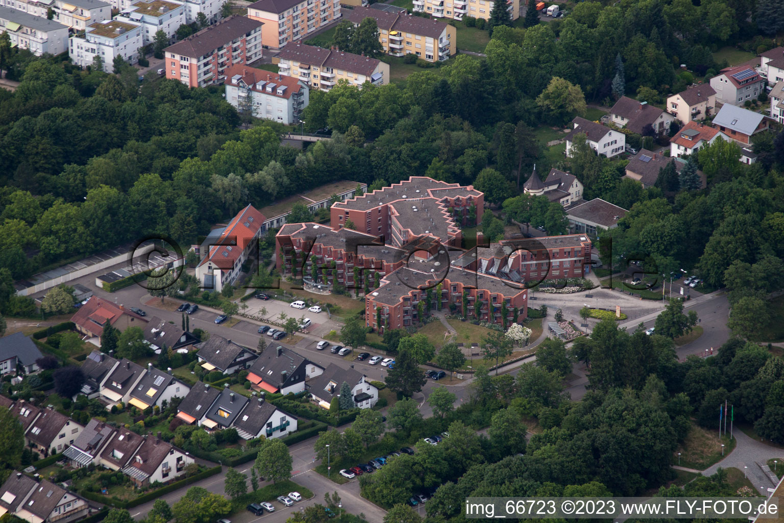 Schrägluftbild von Caritas Seniorenzentrum am Horbachpark in Ettlingen im Bundesland Baden-Württemberg, Deutschland