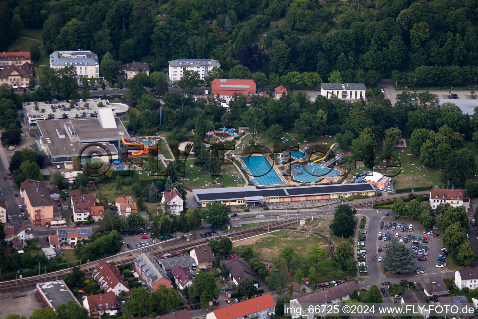 Luftbild von Badegäste auf den Liegewiesen am Schwimmbecken des Freibades Albgau Freibad in Ettlingen im Bundesland Baden-Württemberg, Deutschland