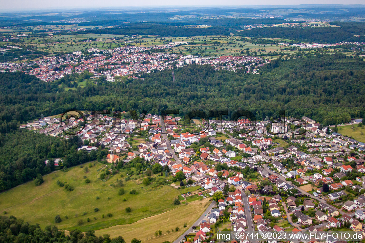 Dorf - Ansicht am Rande von landwirtschaftlichen Feldern und Nutzflächen in Etzenrot in Waldbronn im Bundesland Baden-Württemberg, Deutschland