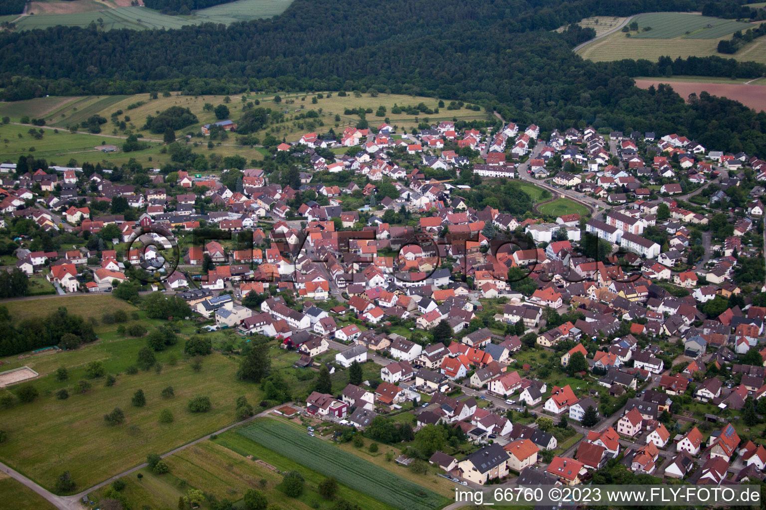 Ortsteil Ittersbach in Karlsbad im Bundesland Baden-Württemberg, Deutschland von einer Drohne aus