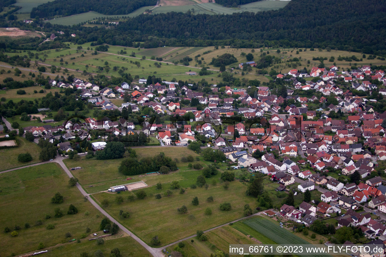Ortsteil Ittersbach in Karlsbad im Bundesland Baden-Württemberg, Deutschland von der Drohne aus gesehen