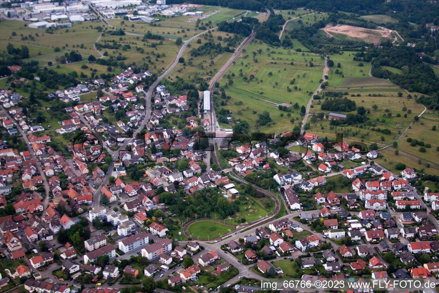 Luftaufnahme von Ortsteil Ittersbach in Karlsbad im Bundesland Baden-Württemberg, Deutschland
