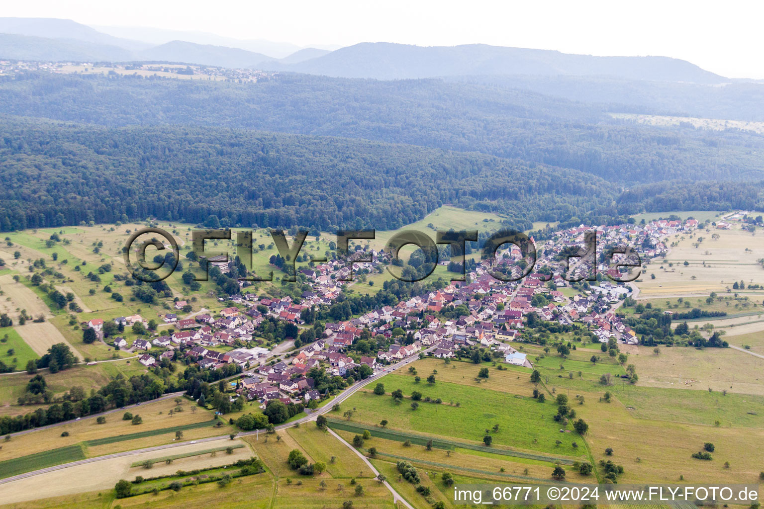 Luftbild von Dorf - Ansicht am Rande von landwirtschaftlichen Feldern und Nutzflächen im Ortsteil Langenalb in Straubenhardt im Bundesland Baden-Württemberg, Deutschland