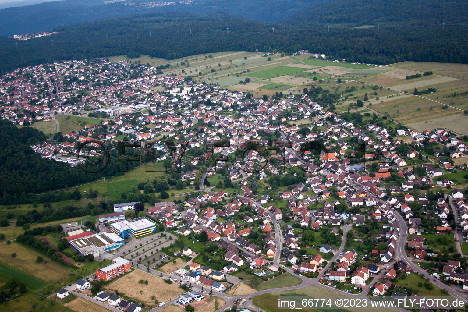 Luftbild von Ortsansicht der Straßen und Häuser der Wohngebiete in Conweiler in Straubenhardt im Bundesland Baden-Württemberg, Deutschland