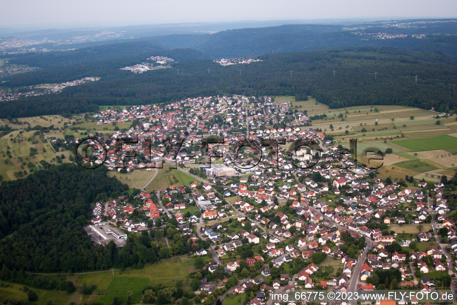 Luftaufnahme von Ortsansicht der Straßen und Häuser der Wohngebiete in Conweiler in Straubenhardt im Bundesland Baden-Württemberg, Deutschland