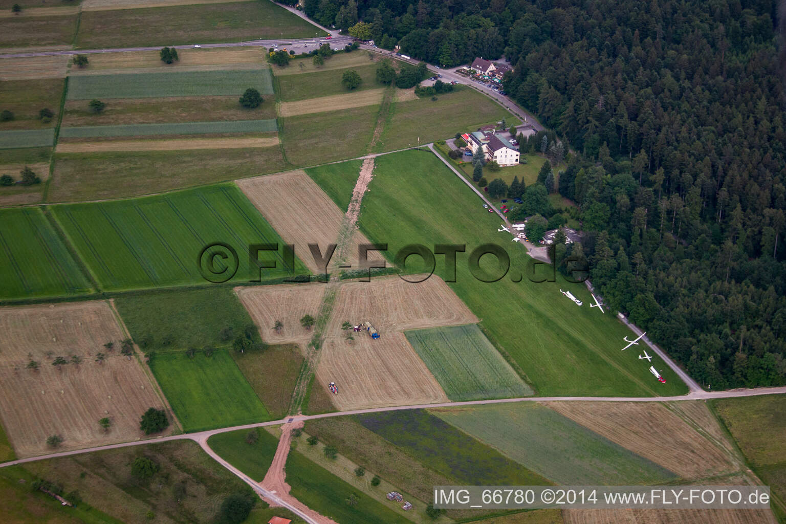 Luftbild von Schwann, Segelflugplatz im Ortsteil Conweiler in Straubenhardt im Bundesland Baden-Württemberg, Deutschland