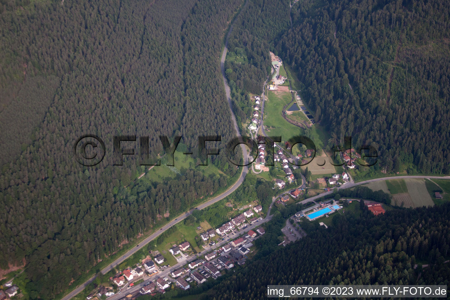 Luftaufnahme von Calmbach im Bundesland Baden-Württemberg, Deutschland